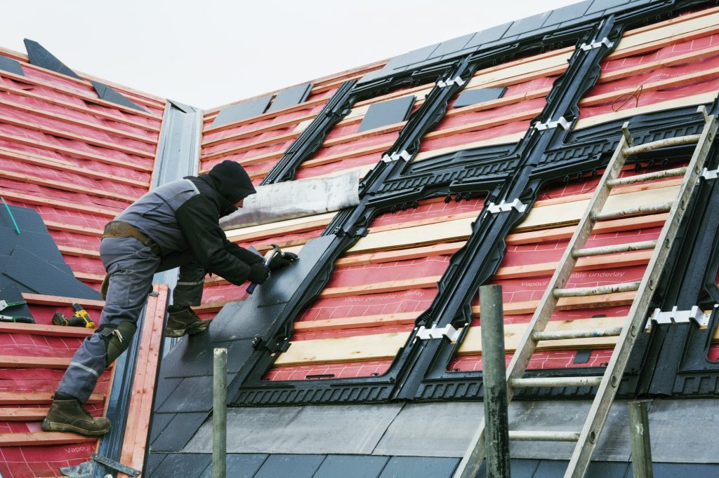 roof replacing the tiles